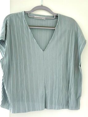 Oak + Fort V-Neck Pleated Women’s Top in Dusty Sage